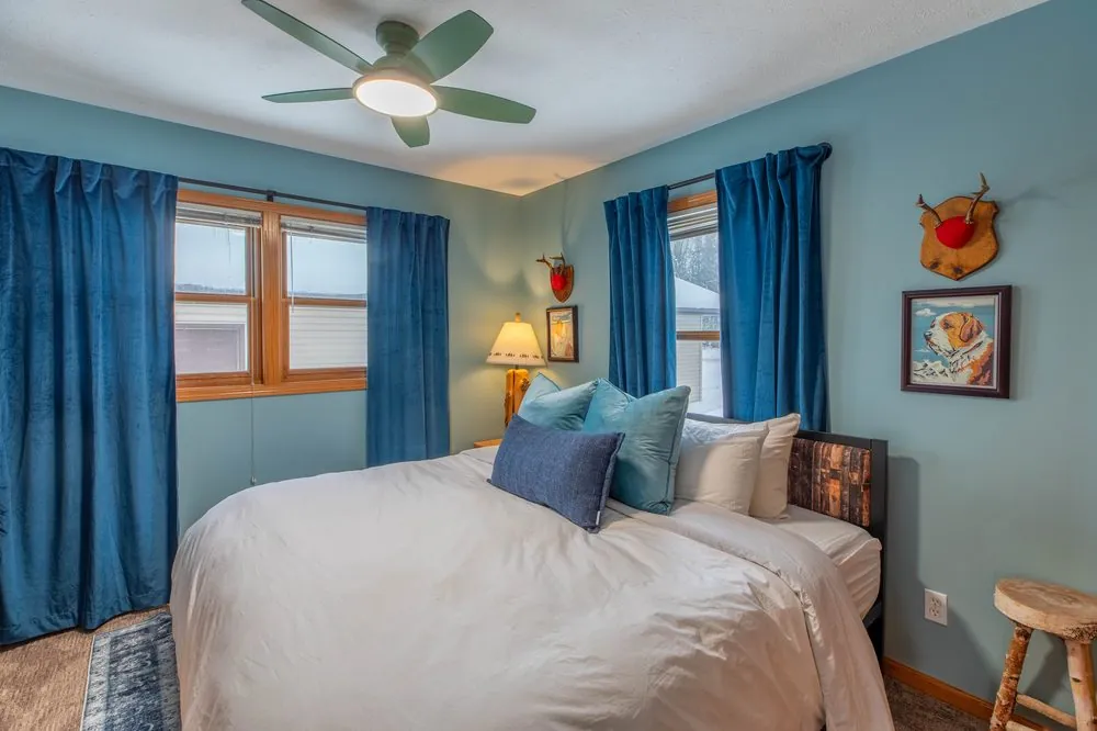 Blue queen room