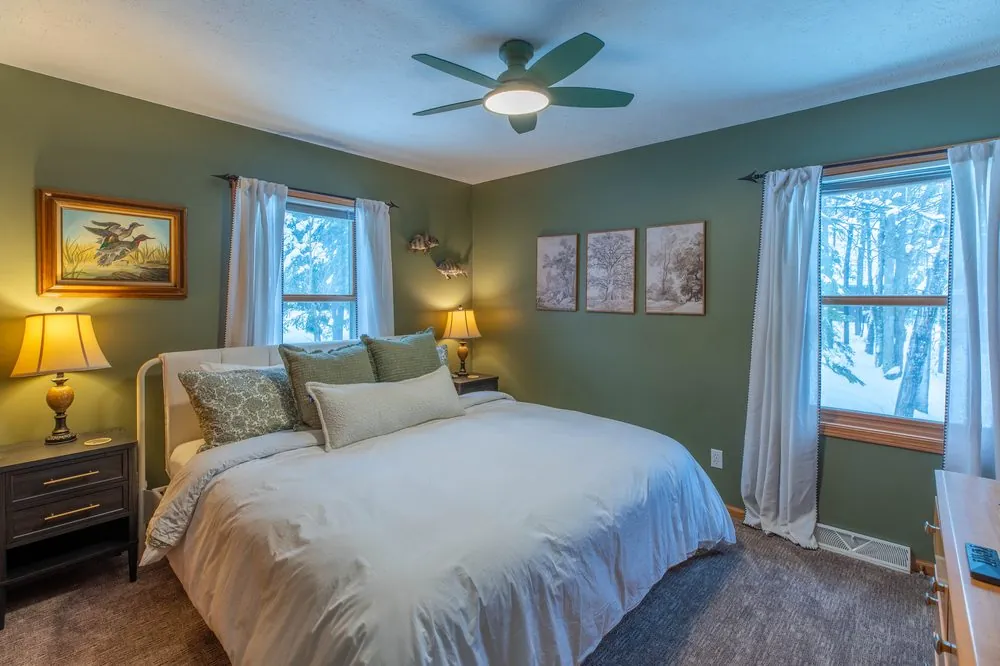 Green king room